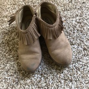 Stevies Shoes - Girls fringe ankle boots tan size 1 Stevies Shoes - Girls fringe ankle boots tan size 1
